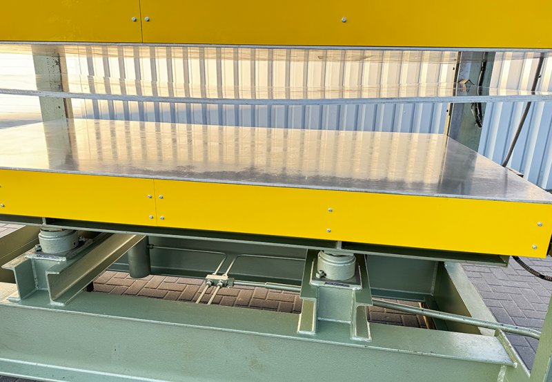 Prasa dwu półkowa hydrauliczna do forniru JOOS typ - 01 Prasa dwu półkowa hydrauliczna do forniru JOOS typ - 01