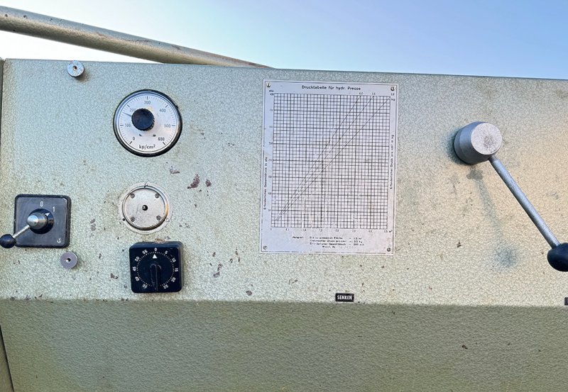 Prasa dwu półkowa hydrauliczna do forniru JOOS typ - 04 Prasa dwu półkowa hydrauliczna do forniru JOOS typ - 04