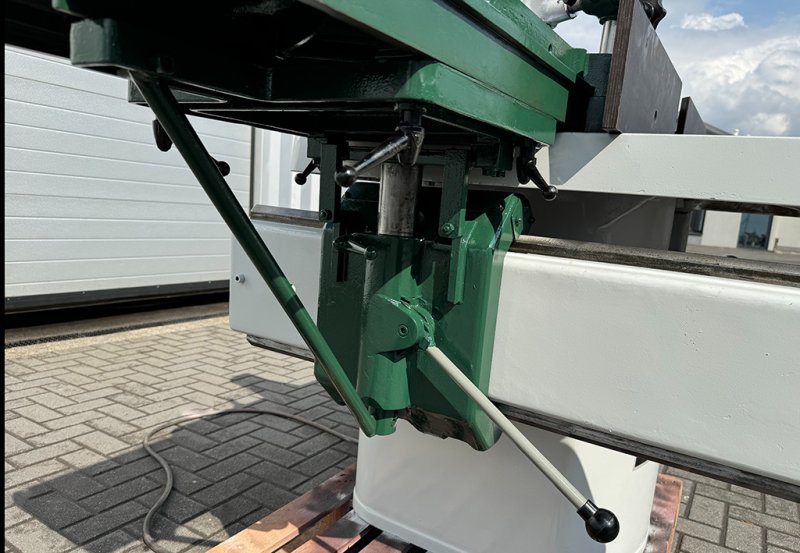 Frezarka dolnowrzecionowa Schneider z wózkiem - 05 Frezarka dolnowrzecionowa Schneider z wózkiem - 05