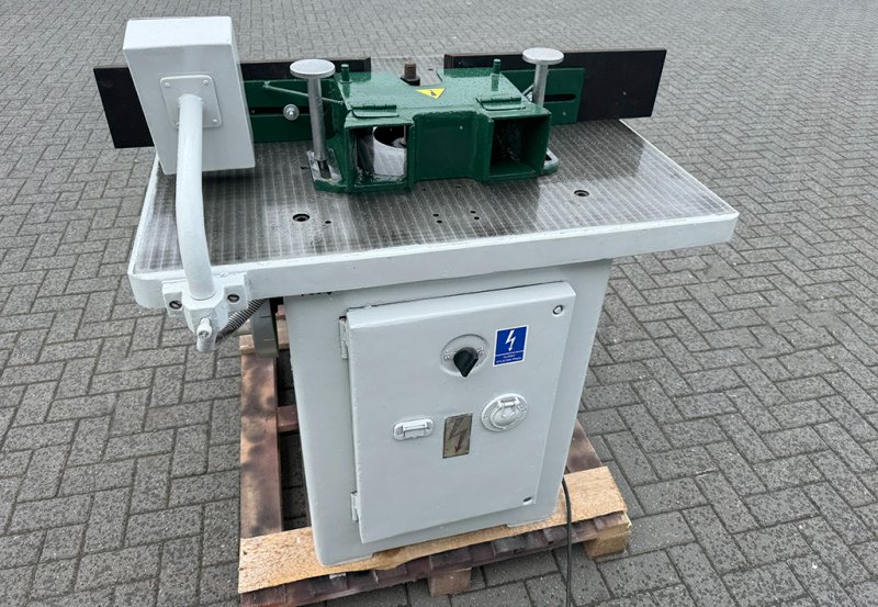 Frezarka dolnowrzecionowa GOMAD typ DCFDA - 05 Frezarka dolnowrzecionowa GOMAD typ DCFDA - 05