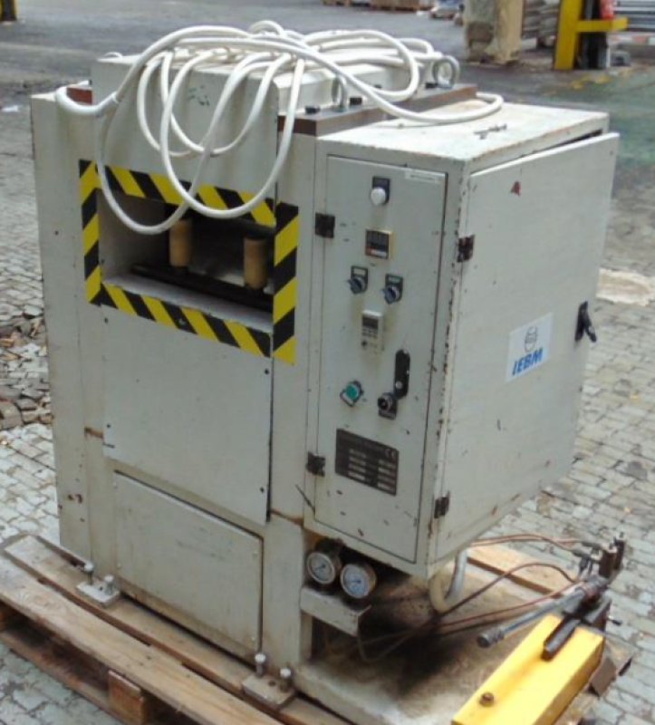 Maszyna do grawerowania, wyciskania wzorów w drewn - 01 Maszyna do grawerowania, wyciskania wzorów w drewn - 01