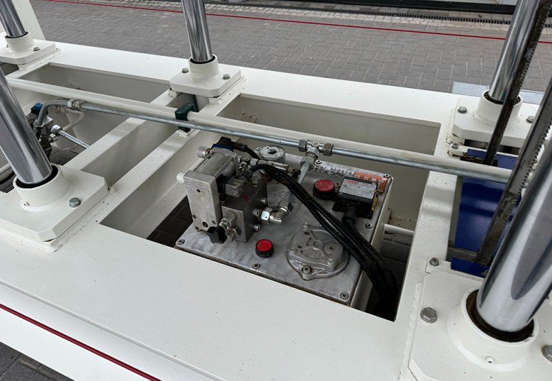 Prasa półkowa hydrauliczna do forniru OMC - 02