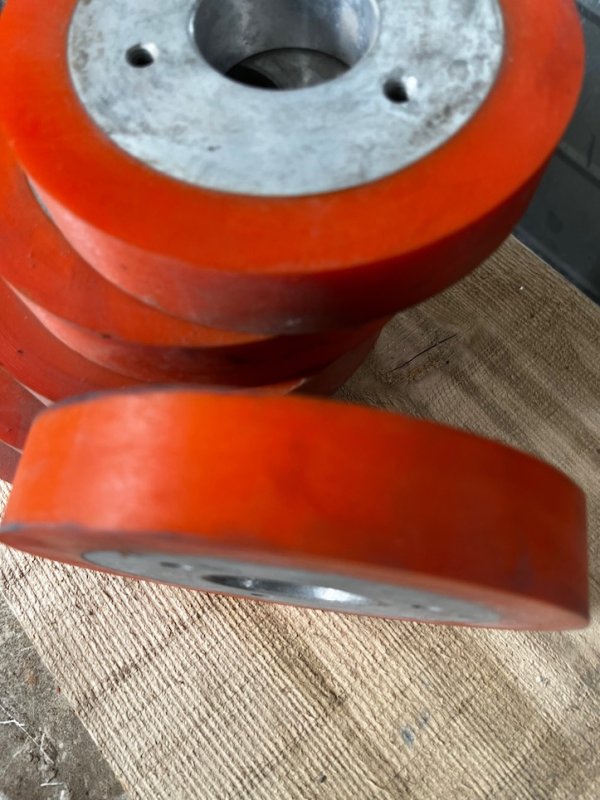 NOWE rolki dociskowe z nakładarki gładzi - 01