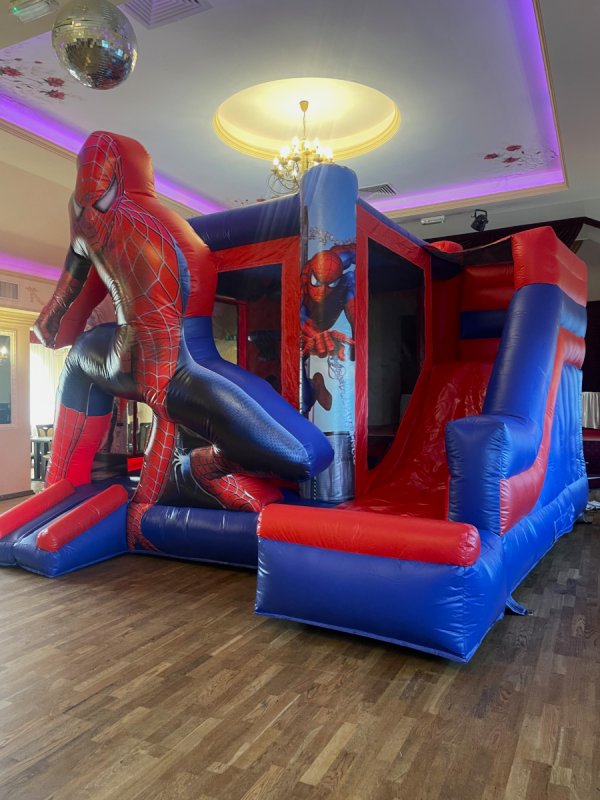 Wynajem dmuchanych zamków, biały oraz Spiderman