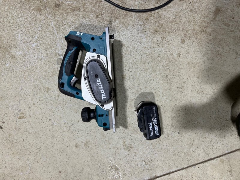 Akumulatorowy strug do drewna Makita DKP180Z - 01 Akumulatorowy strug do drewna Makita DKP180Z - 01