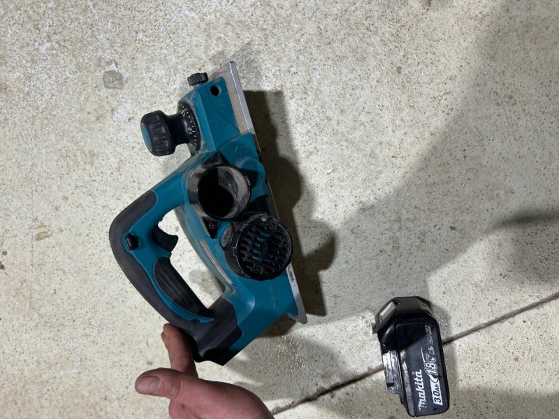 Akumulatorowy strug do drewna Makita DKP180Z - 02 Akumulatorowy strug do drewna Makita DKP180Z - 02