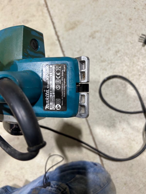 Strug elektryczny do drewna Makita KP0800